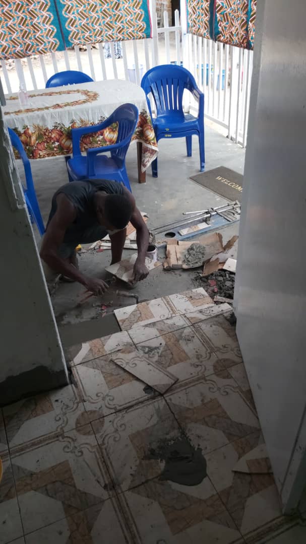 Carrelage de la salle de rédaction de Radio Lobiko de Mbandaka