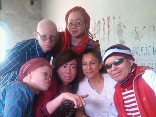 Le catcheur Mwimba Texas  au premier plan, à l'extrême droite