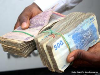 Est-il acceptable qu'un homme confisque le salaire de sa femme ? (Mbongwana)