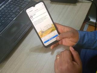 Page facebook Kandindi sur téléphone