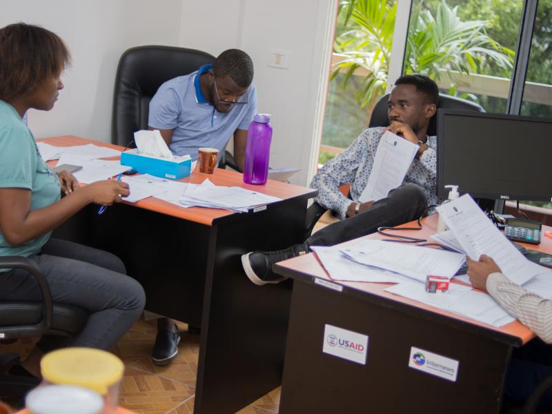 Les acteurs du feuilleton radiophonique Mbongwana 