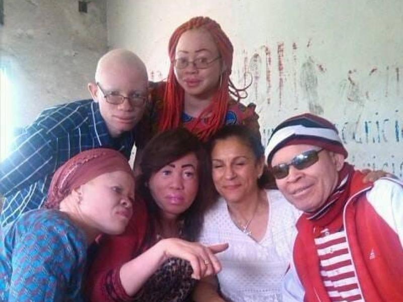 Le catcheur Mwimba Texas  au premier plan, à l'extrême droite